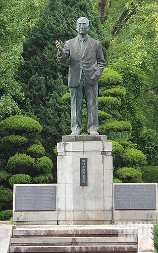 김용주 동상