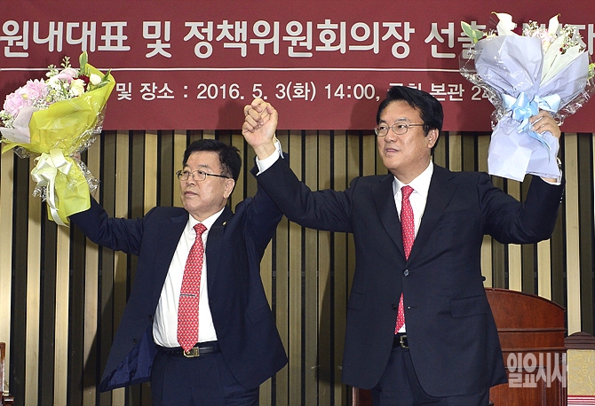 3일, 서울 여의도 국회서 열린 2016 새누리당 원내대표 및 정책위의장 선출 당선자 총회에서 정진석 원내대표 당선인(사진 오른쪽)과 김광림 정책위의장 당선인이 꽃다발을 들고 기뻐하고 있다.