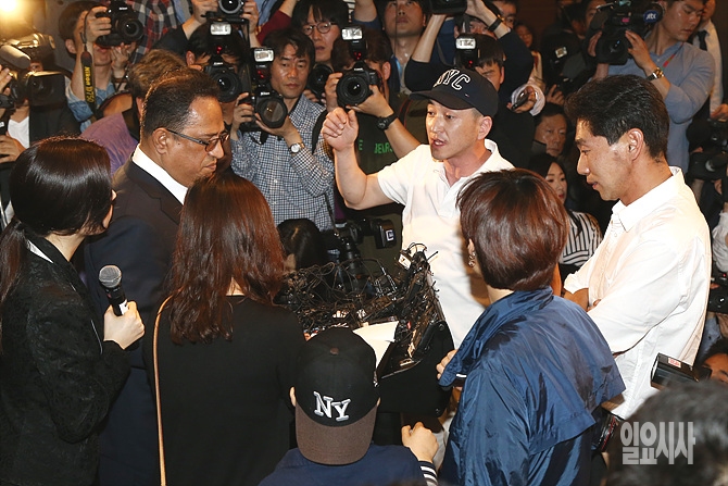 지난 2일, 서울 영등포구 콘래드호텔서 열린 가습기 살균제 관련 입장 발표 기자회견에서 한 피해자 가족이 아타울라시드 사프달 옥시레킷벤키저 대표를 향해 항의하고 있다.