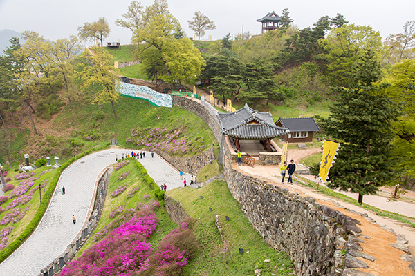 공산성을 산책하다보면 공주의 힘과 정취가 느껴진다.