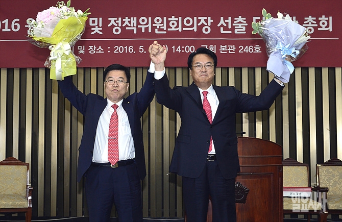 3일, 서울 여의도 국회서 열린 '2016 새누리당 원내대표 및 정책위의장 선출 당선자 총회'서 정진석 신임 원내대표(사진 오른쪽)와 김광림 신임정책위의장 당선인이 꽃다발을 들고 기뻐하고 있다.
