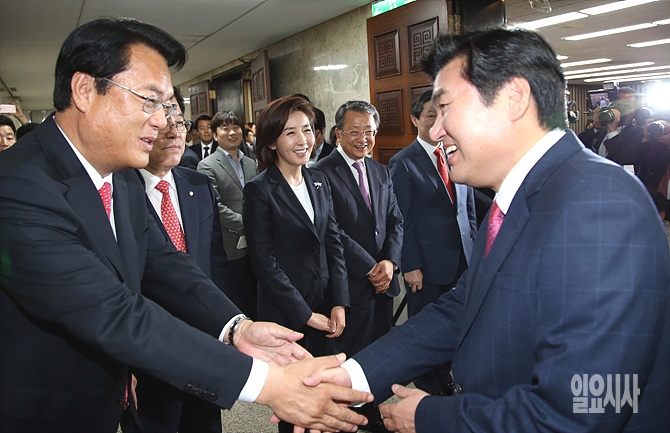 악수 나누는 새누리당 정진석 신임 원내대표(사진 왼쪽)와 원유철 원내대표