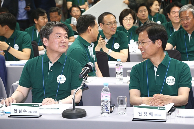 지난달 26일, 경기도 양평 한화리조트에서 열린 국민의당 당선자 워크숍 도중 안철수·천정배 두 상임공동대표가 대화를 나누고 있다.