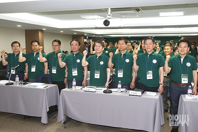 지난달 26일, 경기도 양평 한화리조트에서 열린 국민의당 당선자 워크숍에서 참석자들이 파이팅을 외치고 있다.