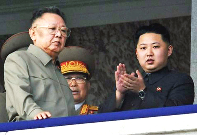 김정일(사진 왼쪽)과 그의 아들 김정은