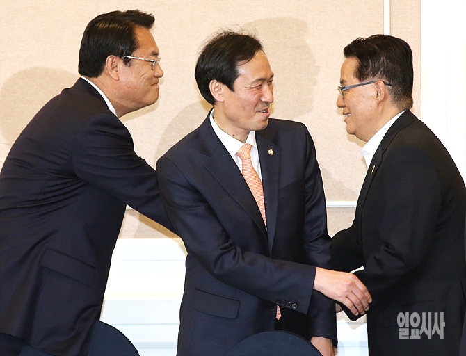 반가운 여야 3당 원내지도부 (사진 왼쪽부터 새누리당 정진석·더불어민주당 우상호·국민의당 박지원 원내대표