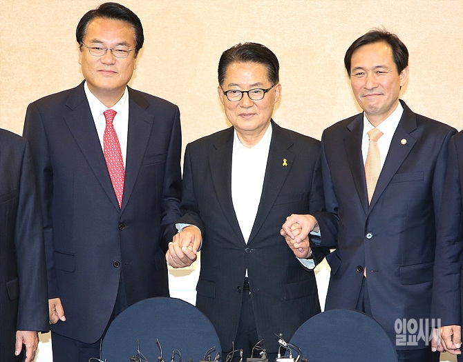손 맞잡은 (사진 왼쪽부터) 새누리당 정진석·국민의당 박지원·더불어민주당 우상호 원내대표