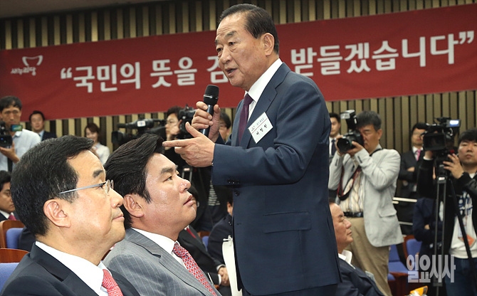 발언하는 새누리당 '친박계 좌장' 서청원 의원
