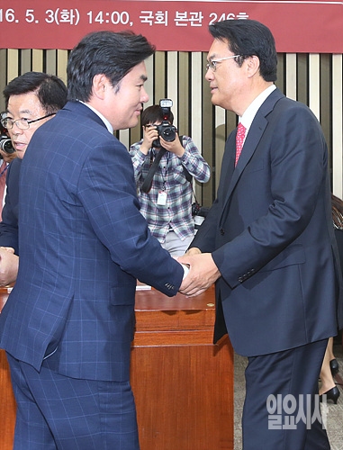 악수 나누는 정진석 현(사진 오른쪽) 원내대표와 원유철 전 원내대표