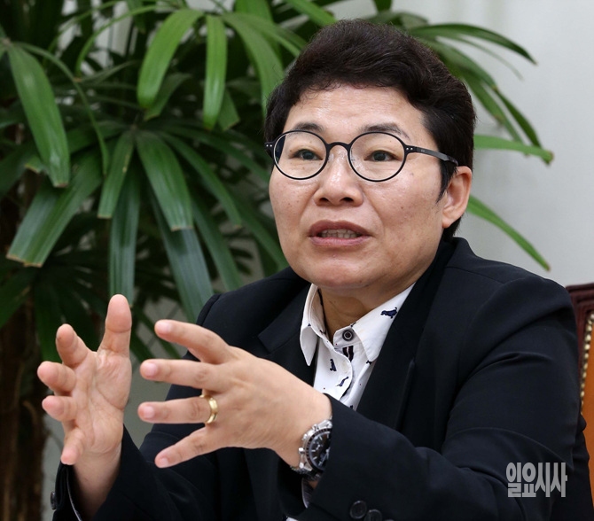 <일요시사>와 인터뷰 갖는 임이자 새누리당 의원