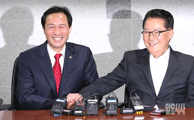악수 나누는 우상호 더불어민주당 원내대표(사진 왼쪽)와 박지원 국민의당 원내대표
