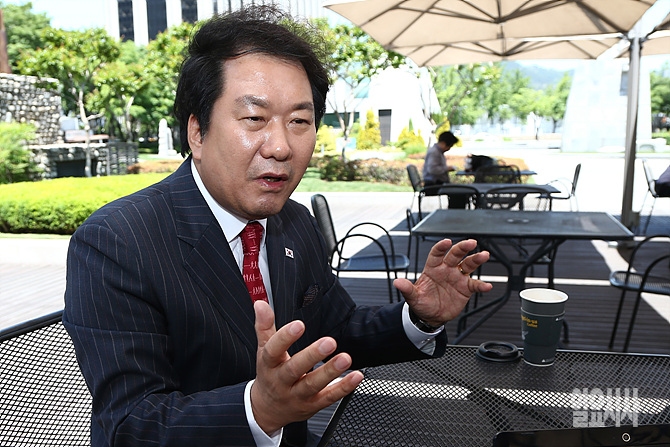<일요시사>와 인터뷰 갖는 광주여자대학교 두영택 교수