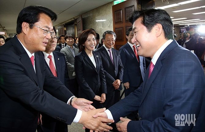 악수 나누는 정진석 새누리당 원내대표(사진 왼쪽)과 원유철 전 원내대표