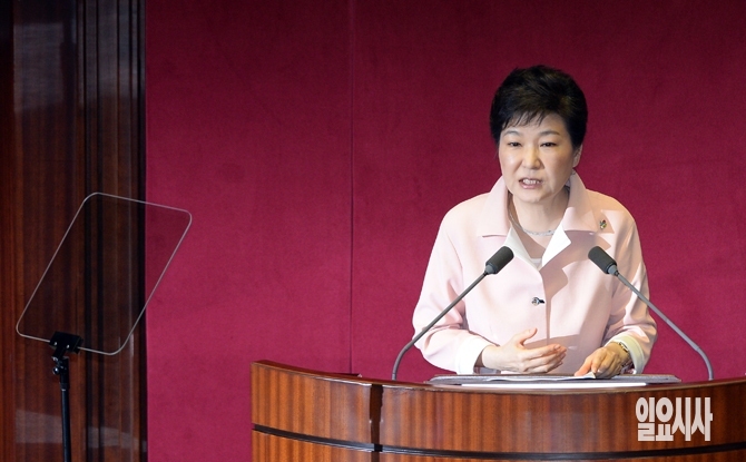 지난 13일 오전 서울 여의도 국회에서 열린 제20대 국회 개원식에서 박근혜 대통령이 연설을 하고 있다.