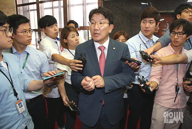 21일, 서울 여의도 국회 정론관 앞에서 권성동 새누리당 사무총장이 정부의 '영남권 신공항 백지화 발표'와 관련해 기자회견 직후 취재진의 질문에 답변하고 있다.