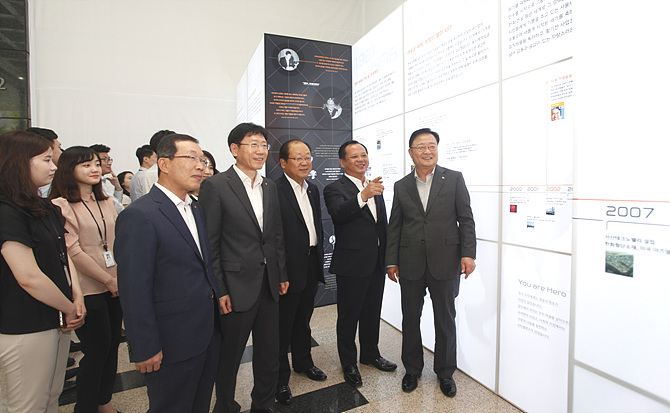한화그룹 사보가 45년만에 디지털 사보로 변신한다. 한화그룹은 서울 중구 장교동 한화빌딩 1층에서 종이사보 종간을 기념하는 전시회를 개최했다. 지난 20일, 한화 계열사 대표이사들과 임직원들이 한화그룹과 사보의 역사를 담은 전시물을 둘러보고 있다. (사진 오른쪽 부터 한화케미칼 김창범 대표, ㈜한화/무역 박재홍 대표, ㈜한화/화약 최양수 대표, ㈜한화/기계 김연철 대표, ㈜한화 김성일 전무)