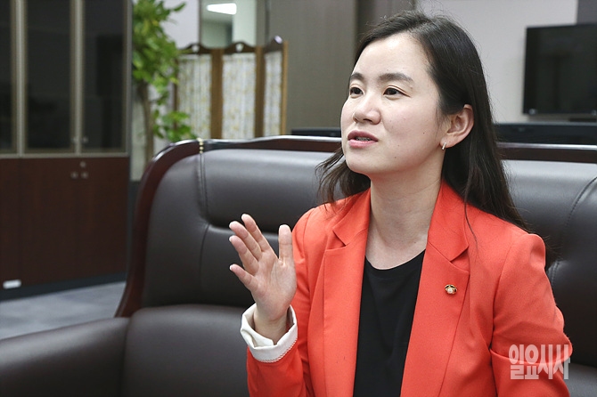 <일요시사>와 인터뷰 갖는 신보라 새누리당 의원