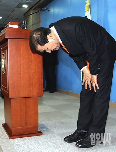 '폴더 인사'하는 이재오 전 새누리당 의원