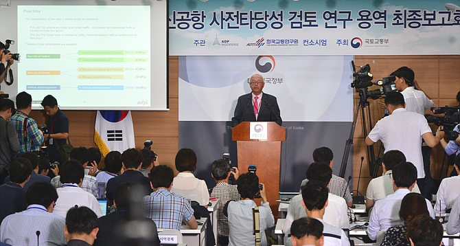 영남권 신공항 타당성조사 결과 발표하는 장 마리슈발리에 ADPi 수석엔지니어