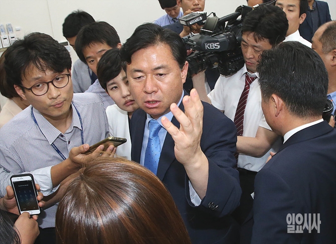 지난 21일, 정부의 영남권 신공항 사전 타당성 조사 결과에 불만을 표출하고 있는 김영춘 더민주 의원