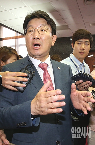 영남권 신공항 관련 브리핑 직후 취재진 질문에 답변하는 권성동 전 새누리당 사무총장