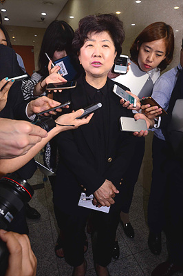 취재진의 질문에 답변하는 박인숙 새누리당 의원