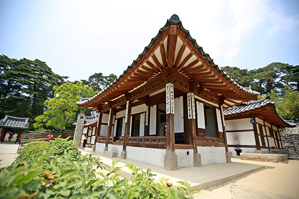 오죽헌 사랑채는 옛 모습 그대로다.