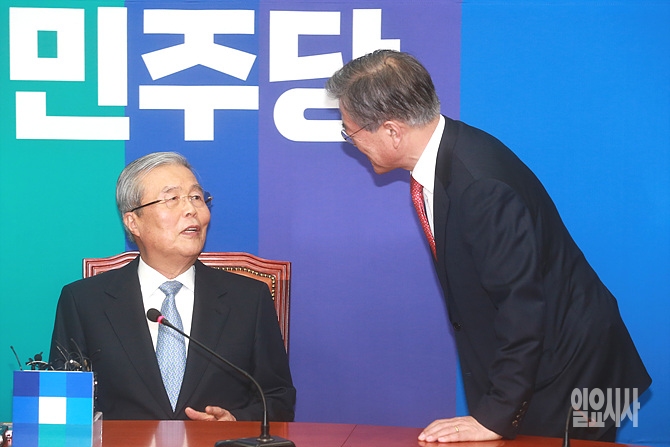 대화 나누는 김종인 더불어민주당 대표와 문재인 전 대표
