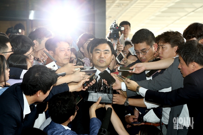 14일, 검찰 조사를 받기 위해 출석하는 진경준 검사장이 취재진의 질문을 받고 있다.