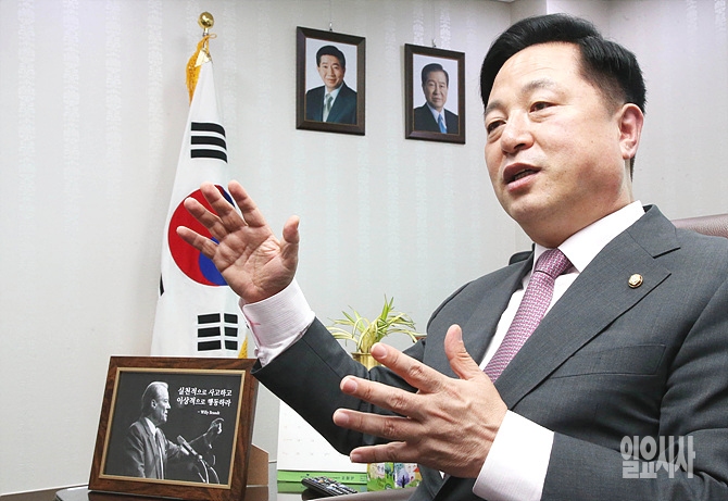 <일요시사>와 인터뷰 갖는 김두관 더불어민주당 의원