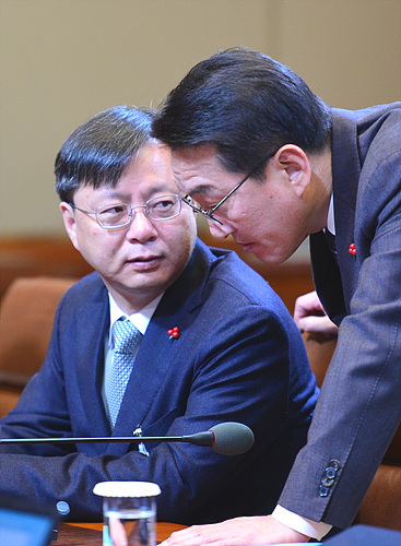 대화 나누는 우병우 청와대 정무수석(사진 왼쪽)과 현기환 전 정무수석