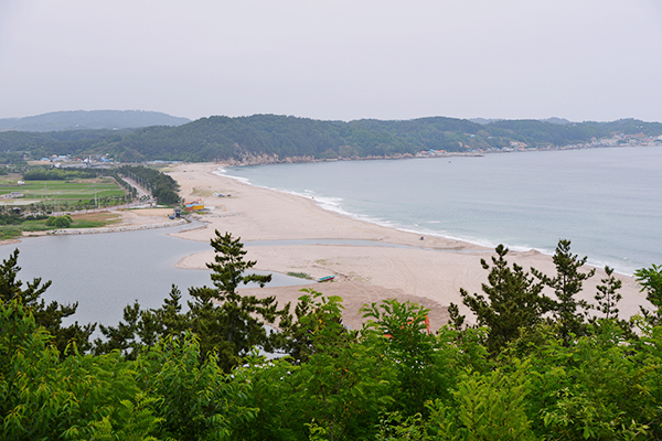 망양정에서는 왕피천과 바다가 만나는 모습이 한눈에 들어온다.