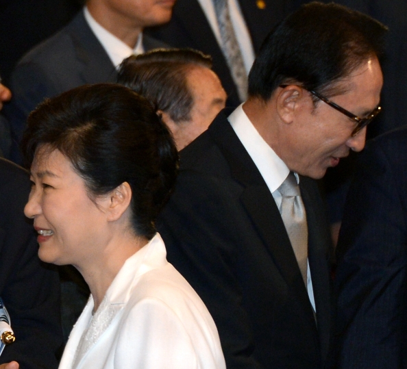박근혜 대통령과 이명박 전 대통령. <사진 = 뉴시스>