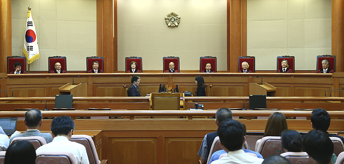 지난달 28일 헌법재판소에서 위헌심사를 받게 됐다. 결과는 ‘합헌’ 판정이었다. 판정이 내려지기 전 가장 큰 쟁점은 대한변호사협회 등이 이유로 든 “언론인과 사립학교 관계자를 적용 대상에 포함한 것은 언론과 사학의 자유를 침해하고, 배우자의 금품 수수에 대한 신고를 의무화한 것은 양심의 자유를 침해한다”는 것이었다. 사진은 합헌 판정 당시 모습. <사진 = 홍금표 기자>