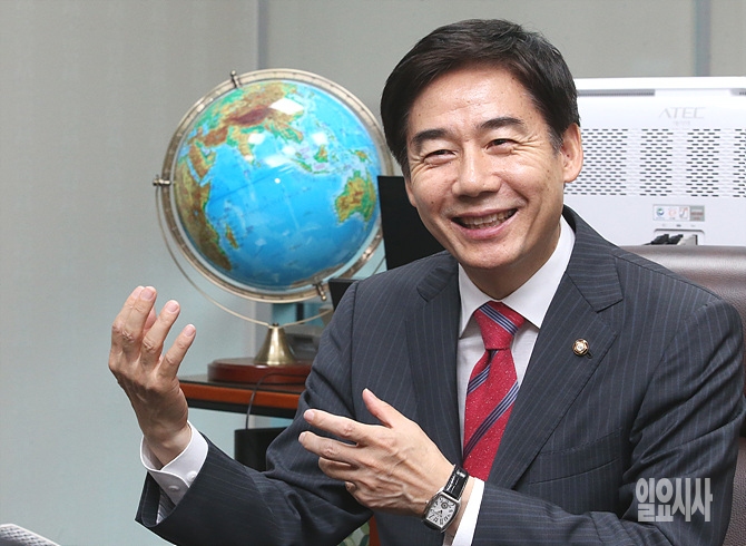<일요시사>와 인터뷰 갖는 이용호 국민의당 의원