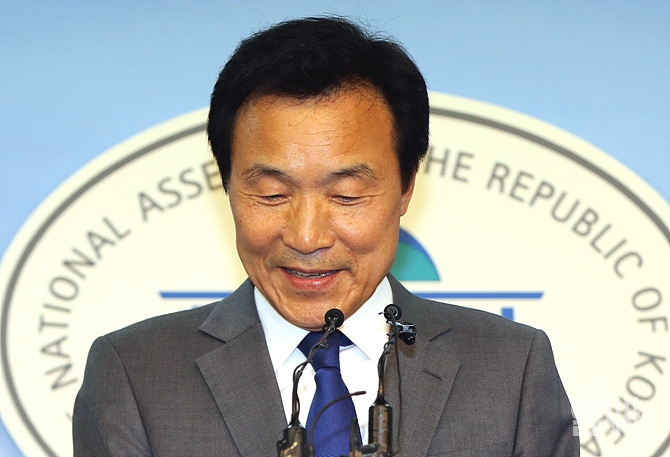 기자회견 갖는 손학규 더불어민주당 상임고문