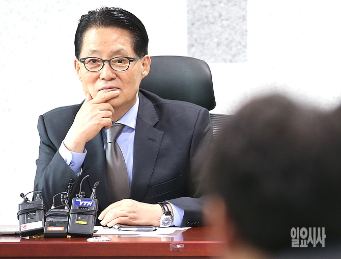 잠시 생각에 잠긴 박지원 국민의당 비대위원장