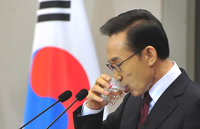 물 들이키는 이명박 전 대통령 <사진=사진공동취재단>