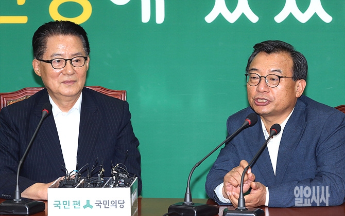 11일, 서울 여의도 국회서 박지원 국민의당 비상대책위원장 예방에 나선 이정현 새누리당 신임 대표(사진 오른쪽)이 발언을 하고 있다.