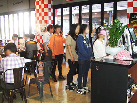 수제버거전문점 마미쿡 신림점에서 손님들이 주문하기 위해 줄을 서고 있다.