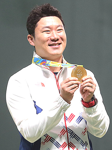 금메달을 내보이고 있는 사격 국가대표 진종오 선수