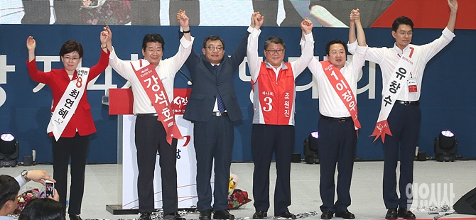 지난 9일, 서울 송파구 잠실실내체육관서 열린 새누리당 8·9 전당대회서 이정현 대표 및 강석호·이장우·최연혜 최고위원 등 당선자들이 손을 맞잡고 기뻐하고 있다.