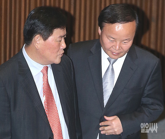 대화 나누는 최경환 새누리당 의원과 김재원 청와대 정무수석