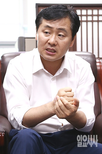 <일요시사>와 인터뷰 갖는 김관영 국민의당 의원