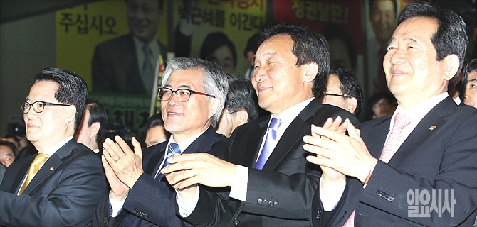 박수치는 문재인 더불어민주당 전 대표와 손학규 전 상임고문