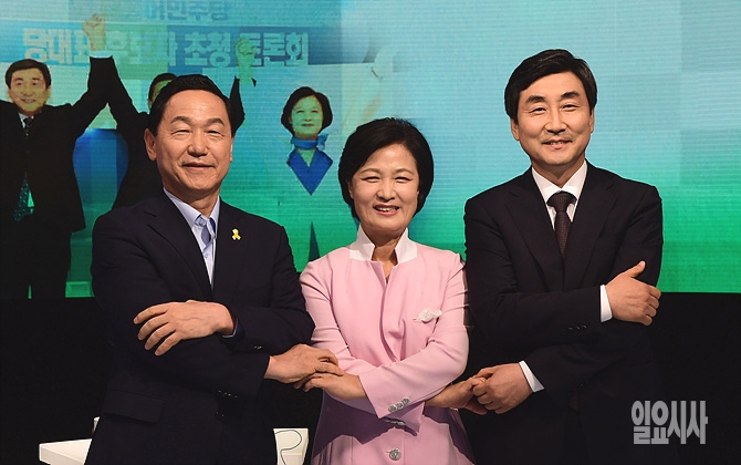 지난 23일, 더불어민주당 8·27전당대회 당 대표 후보로 나선 (사진 왼쪽부터) 김상곤·추미애·이종걸 후보가 서울 마포구 상암동 MBC서 열린 <100분토론>에 앞서 손을 맞잡고 있다.