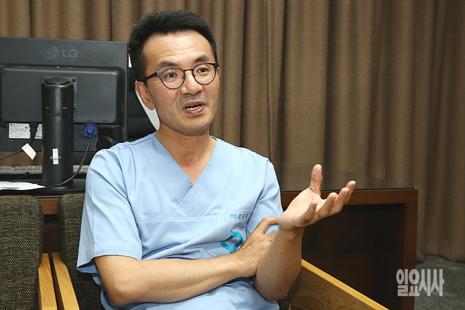 <일요시사>와 인터뷰 갖는 김영묵 우리원 원장
