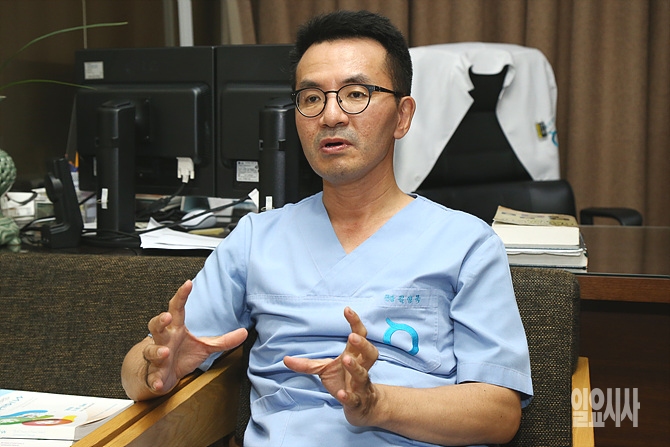 <일요시사>와 인터뷰 나누는 우리원 김영묵 원장