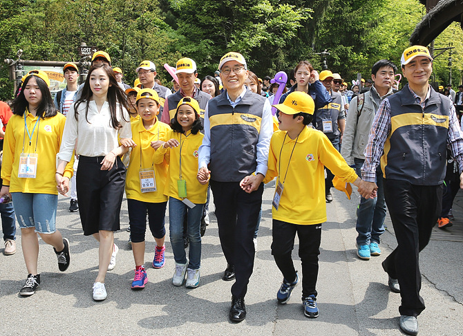윤종규 회장과 김연아 등이 다문화 가정 어린이 200여명과 함께한 KB 레인보우 사랑캠프.