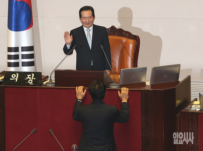 1일, 서울 여의도 국회 본회의장서 정세균 국회의장의 개회사 발언 도중 정진석 새누리당 원내대표가 항의하고 있다.